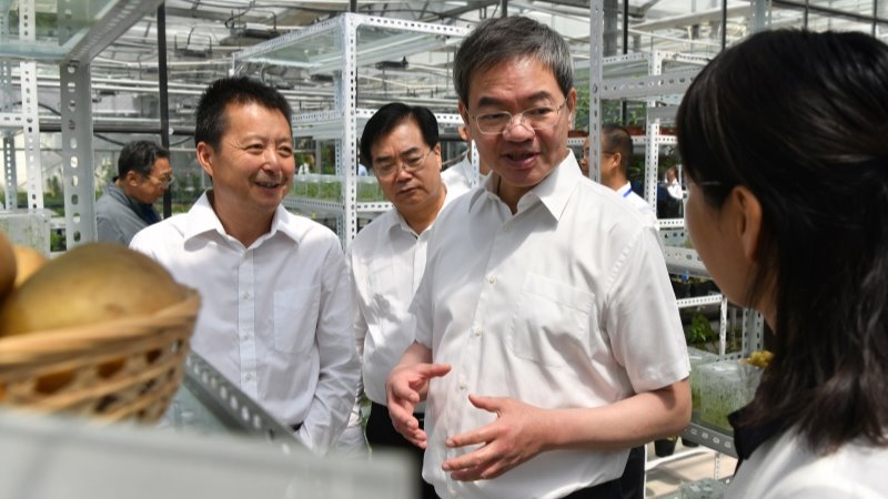 省政协主席庄国泰莅临我院检查指导