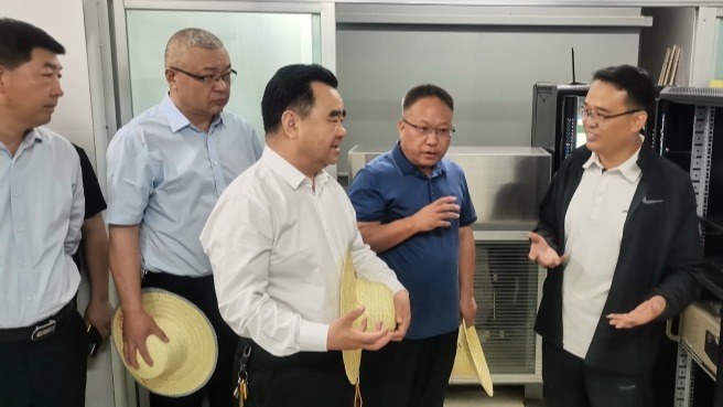 庆阳市委书记黄泽元到镇原试验站调研